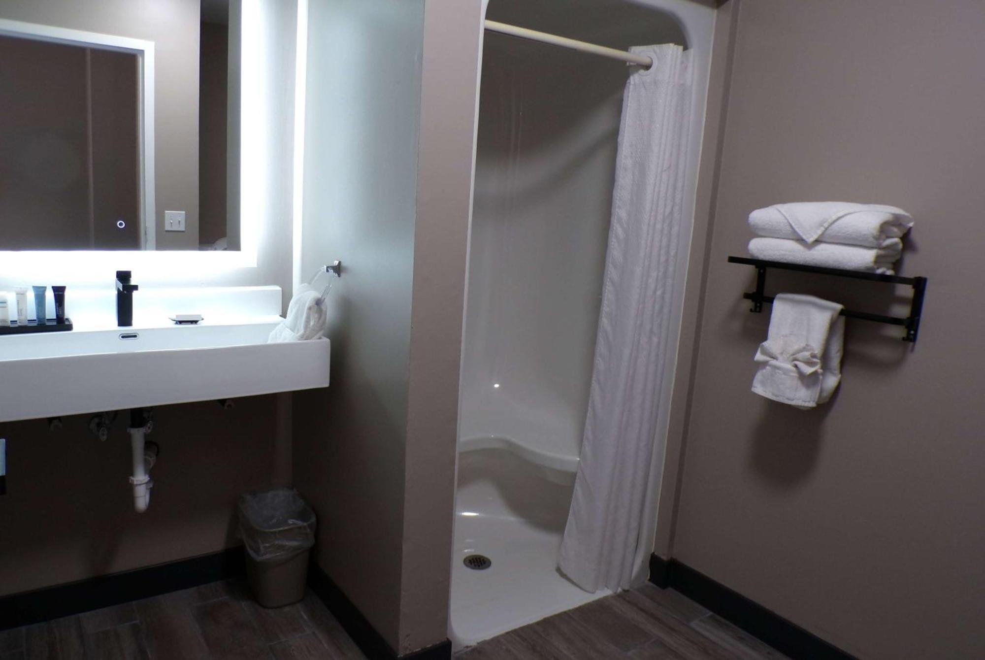 Luxor Inn & Suites, A Travelodge By Wyndham Elkins Extérieur photo