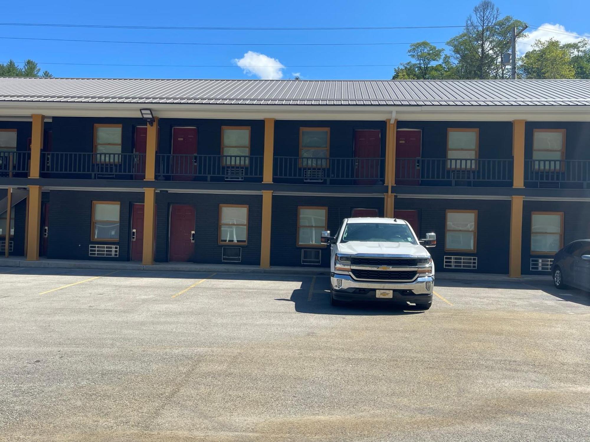 Luxor Inn & Suites, A Travelodge By Wyndham Elkins Extérieur photo